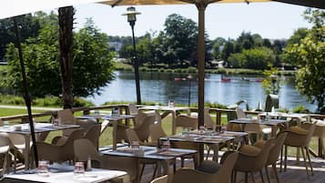 2 restaurants servant le déjeuner et le dîner