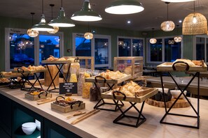 Petit déjeuner buffet (12.5 EUR par personne)