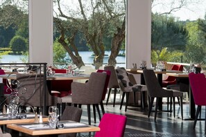 2 restaurantes; se sirven almuerzos, cenas y cocina regional 