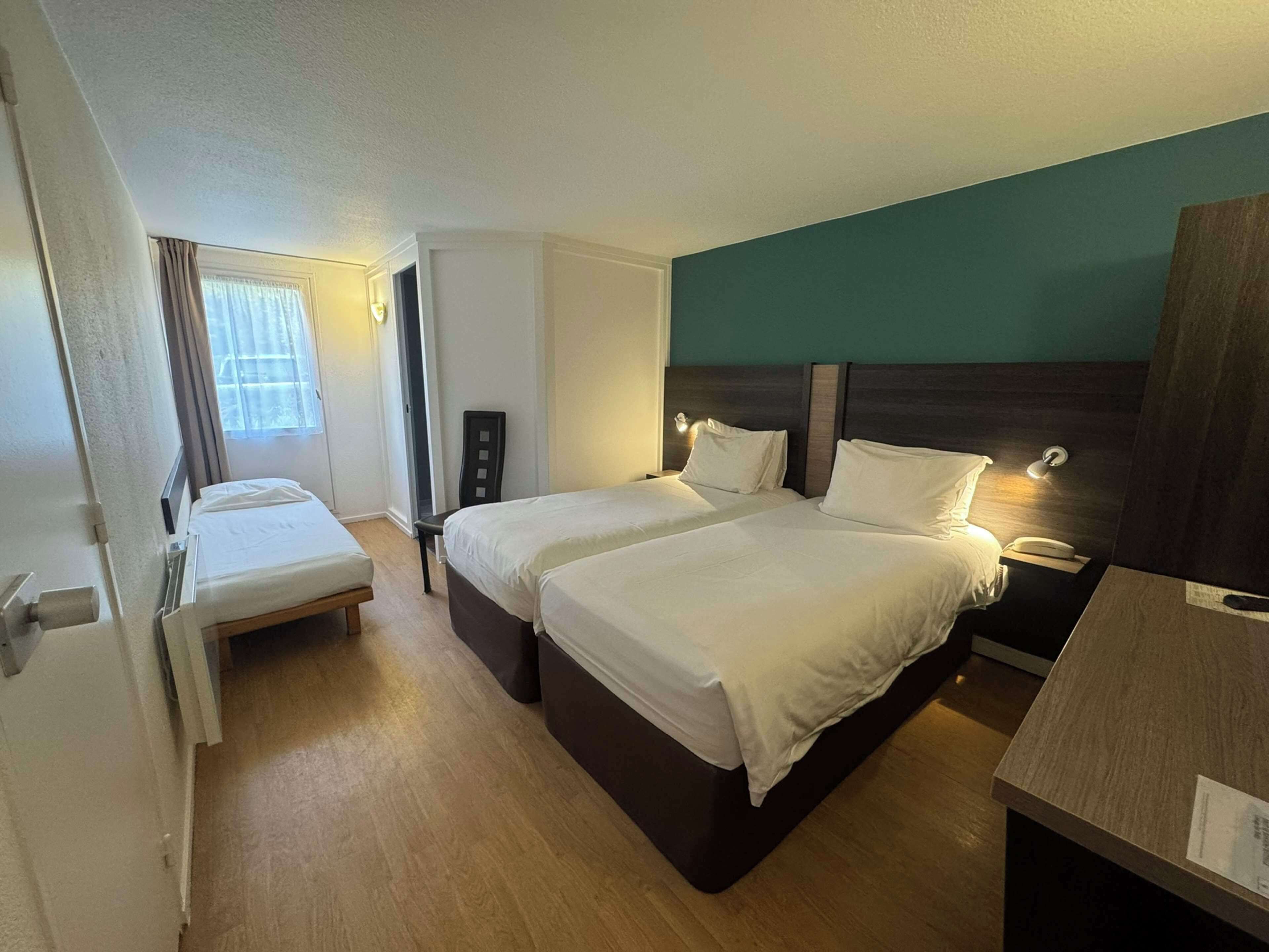 Standaard kamer, 3 eenpersoonsbedden | Luxe beddengoed, individueel gemeubileerd, een bureau