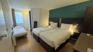 Standaard kamer, 3 eenpersoonsbedden | Luxe beddengoed, individueel gemeubileerd, een bureau