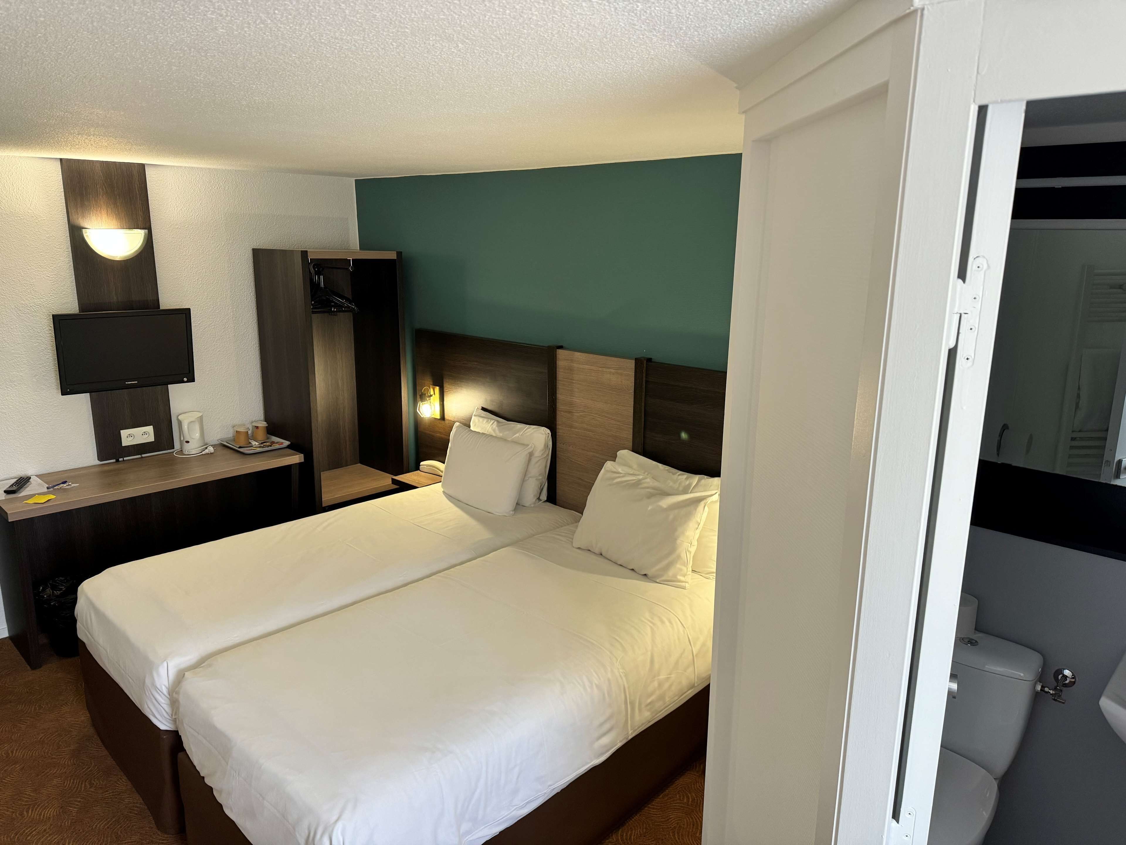 스탠다드룸, 싱글침대 2개 | 고급 침구, 각각 다르게 가구 비치, 책상, 다리미/다리미판