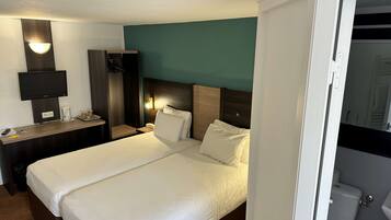 Standard Room, 2 Twin Beds | Premium bedding, individually furnished, desk, iron/ironing board