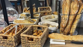 Petit déjeuner buffet (12.50 EUR par personne)