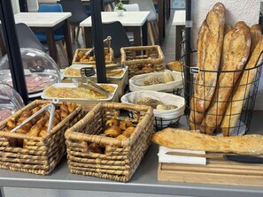Se ofrece un desayuno bufé todos los días (por un coste adicional)