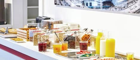 Un bufé con diversas opciones de comida y bebidas.