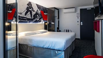 Habitación clásica doble | Ropa de cama de alta calidad, minibar, caja fuerte y escritorio