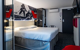 经典双人房 | 高档床上用品、迷你吧、客房内保险箱、办公桌