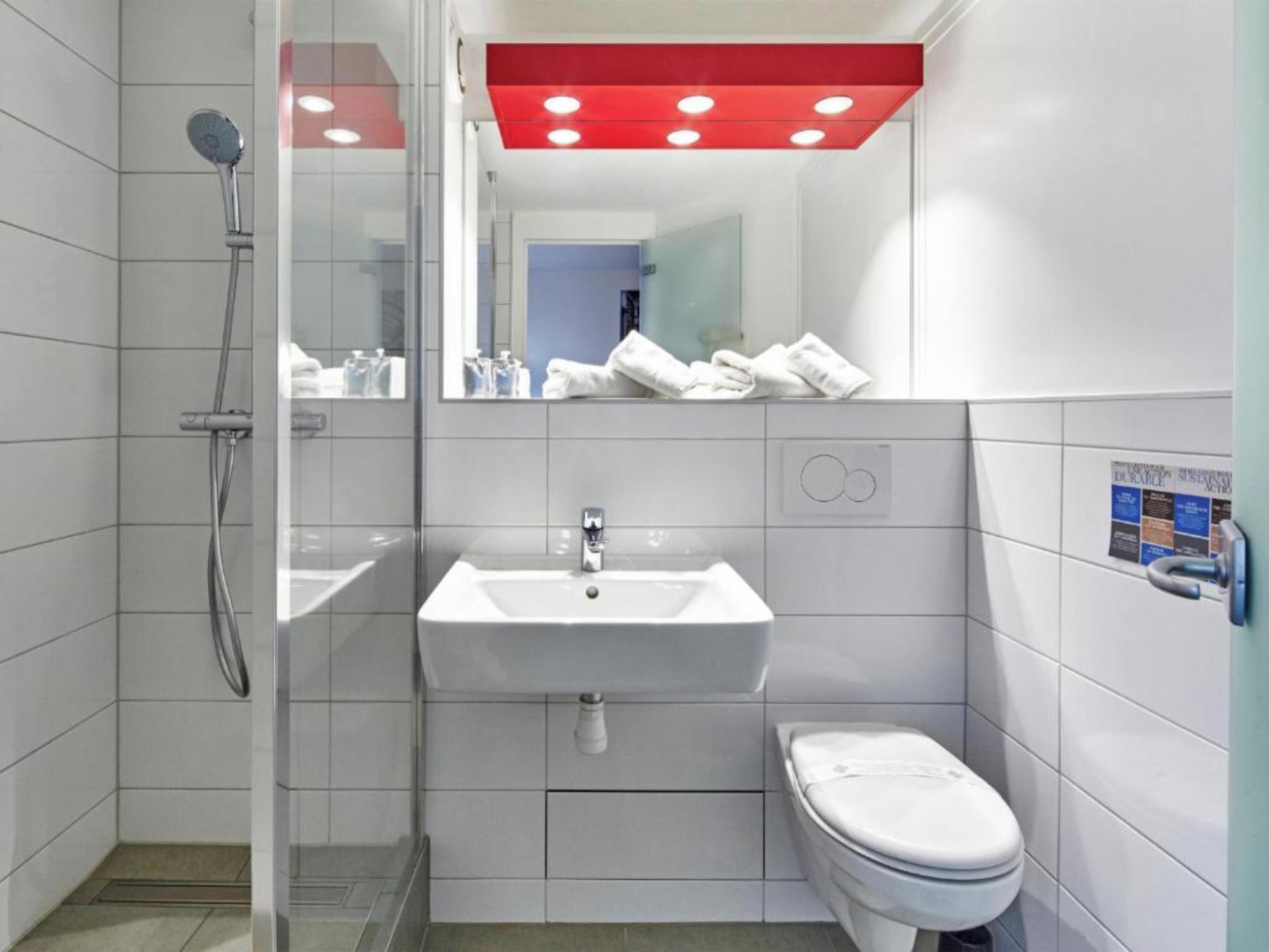 combined shower/bathtub, eco-friendly toiletries, hair dryer, towels