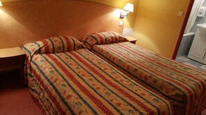 Zweibettzimmer | Schreibtisch, Bügeleisen/Bügelbrett, kostenlose Babybetten