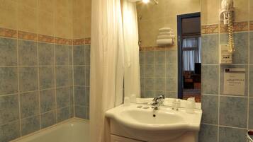 Combined shower/tub, free toiletries, hair dryer, towels