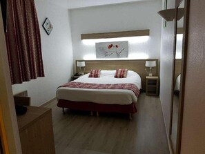 Soundproofing, free WiFi, alarm clocks - Kyriad Carentan (Carentan les Marais)