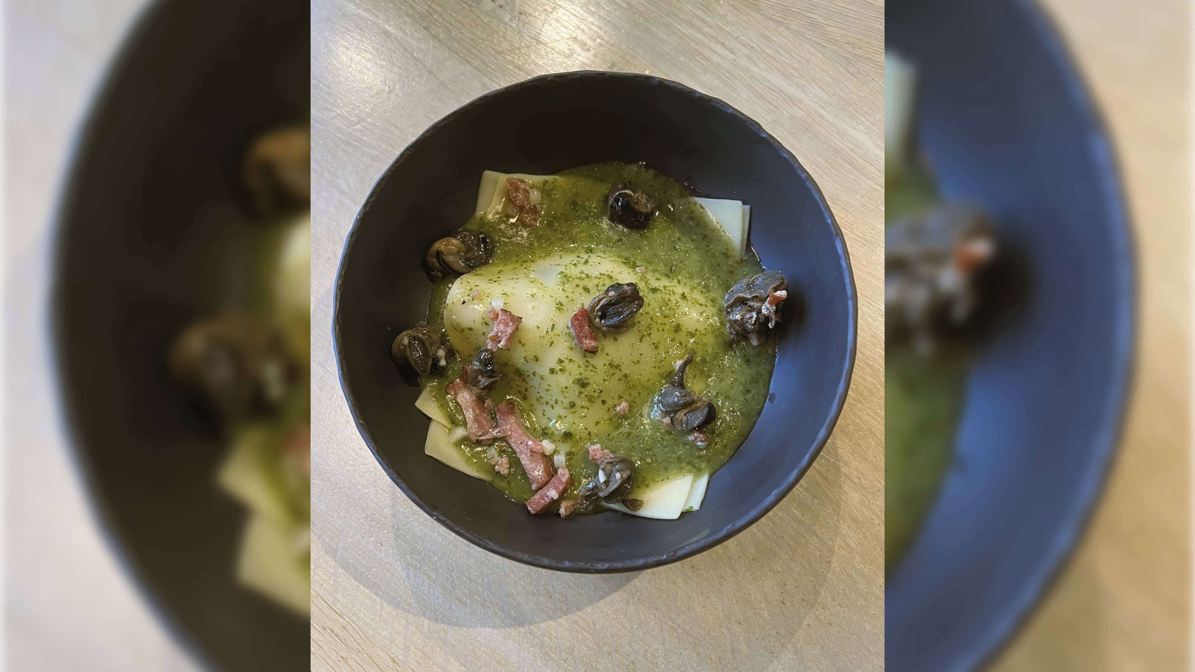 Un tazón de comida con varios ingredientes.