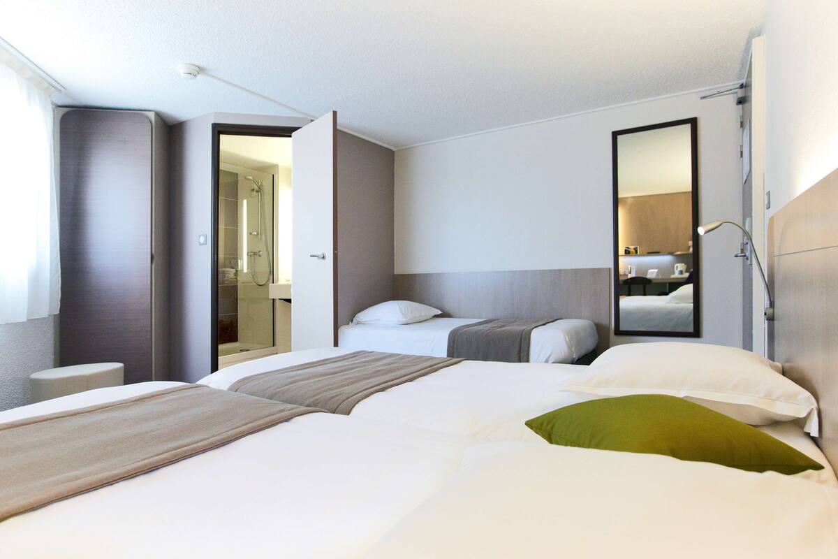 standard room, 3 single beds | individually furnished, desk, blackout curtains, soundproofing