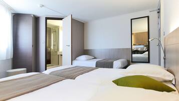 Chambre Standard, 3 lits une place | Ameublement personnalisé, bureau, rideaux occultants