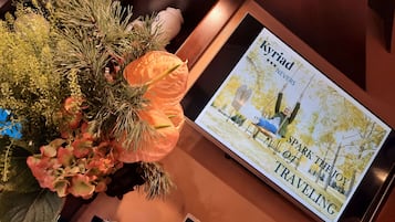 Ein Tablet, das eine Reiseanzeige für 'Kyriad' zeigt, mit dem Slogan 'Vergessen Sie niemals die Freude am Reisen'.