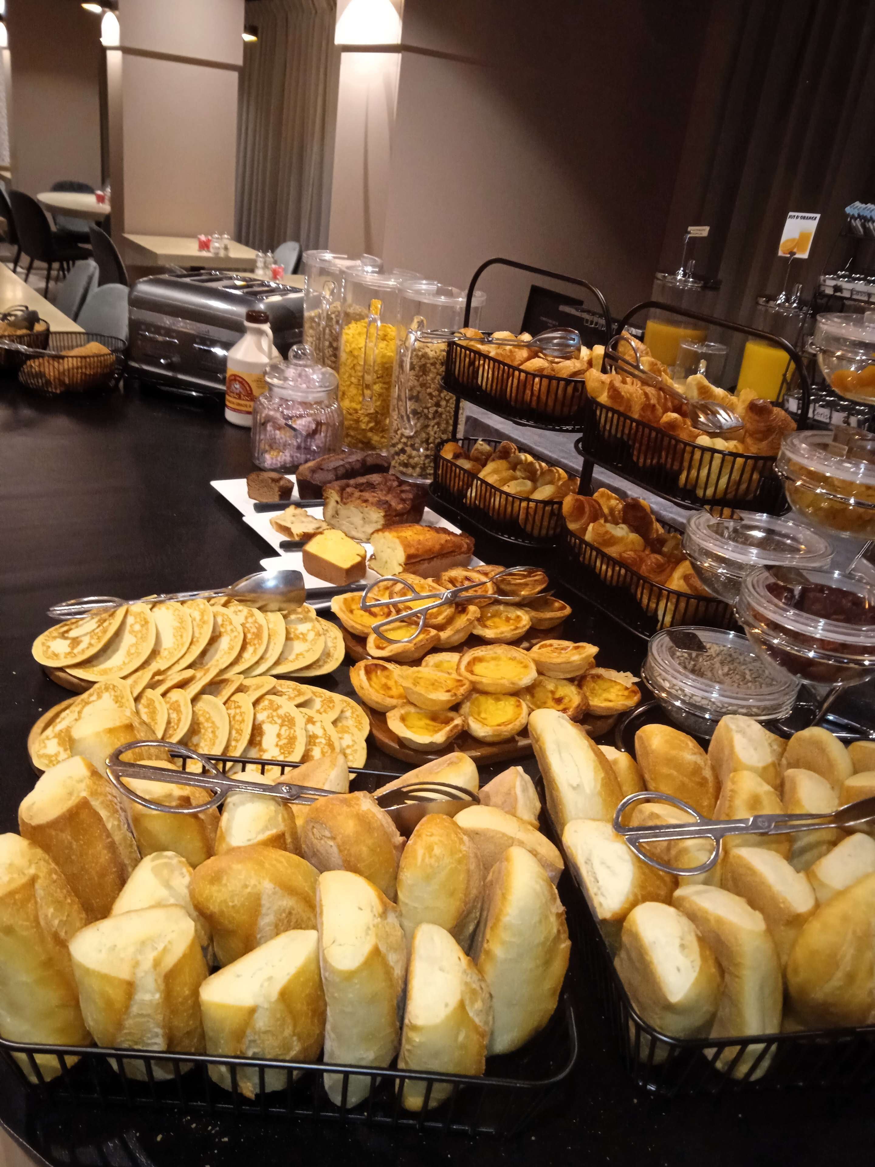 Café da manhã com buffet todos os dias (EUR 13.60 por pessoa) 
