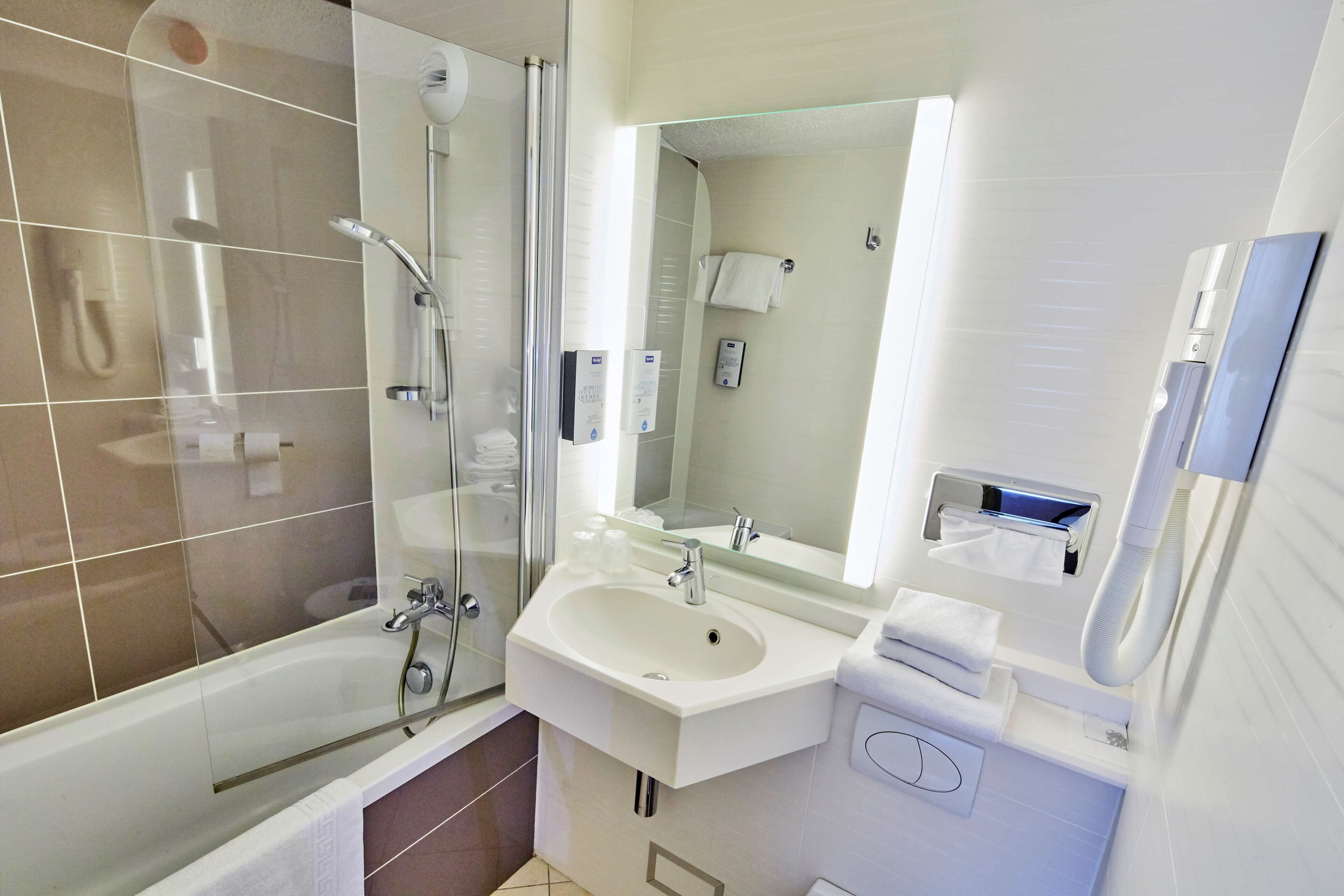 standard room, 2 single beds | bathroom | eco-friendly toiletries, hair dryer, towels