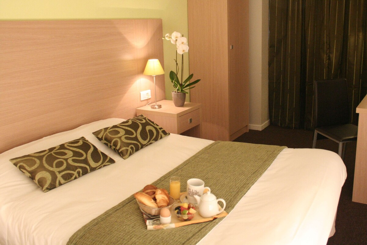 In-room safe, desk, blackout drapes, soundproofing