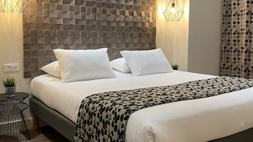 Camera Standard, 1 letto matrimoniale | Una cassaforte in camera, con arredamento individuale, una scrivania