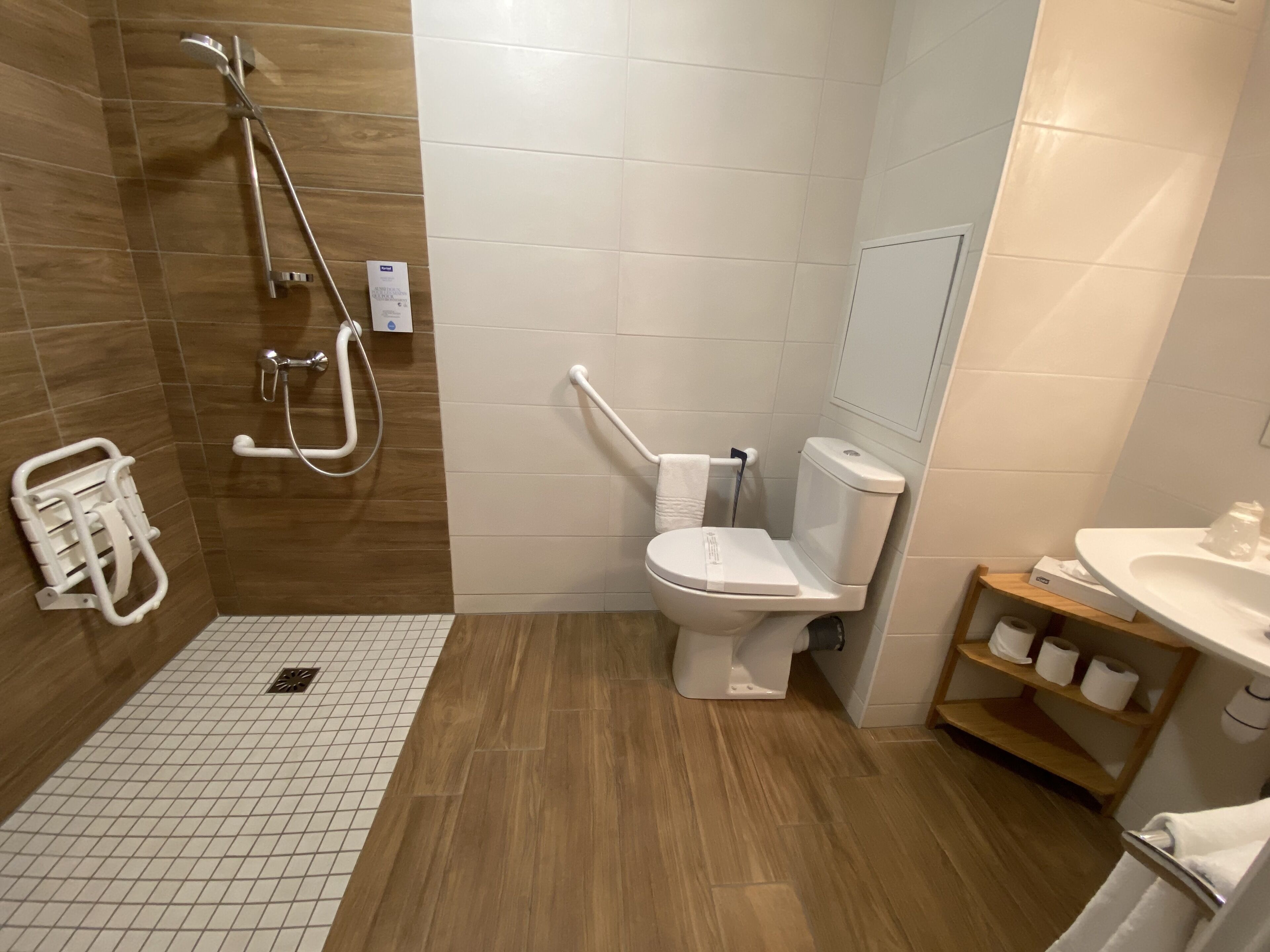 Un baño moderno con ducha, inodoro y lavamanos.