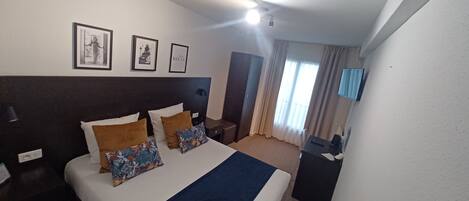 Habitación estándar, 1 cama doble | Caja fuerte, mobiliario individual, escritorio y cortinas opacas