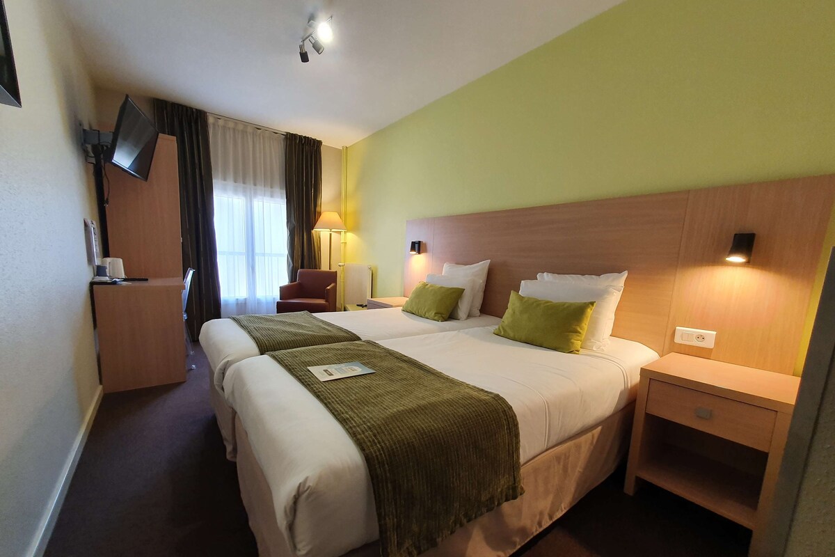 Standard Room, 2 Twin Beds | In-room safe, desk, blackout drapes, soundproofing