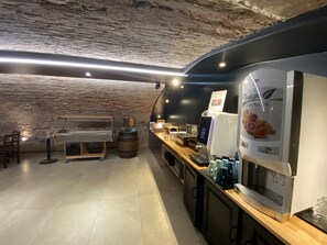 Daily buffet breakfast for a fee - Kyriad Chalon sur Saone Centre (Chalon-sur-Saone)
