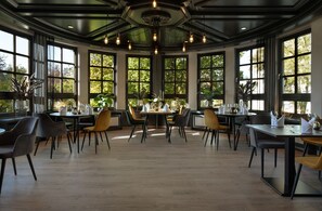 Petit déjeuner buffet (9.00 EUR par personne)