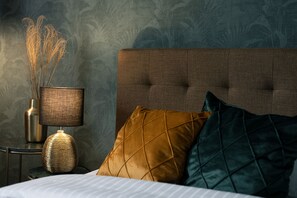 Premium bedding, down duvets, memory-foam beds, minibar - Komfort Hotel Stadt Hamburg (Bad Salzuflen)