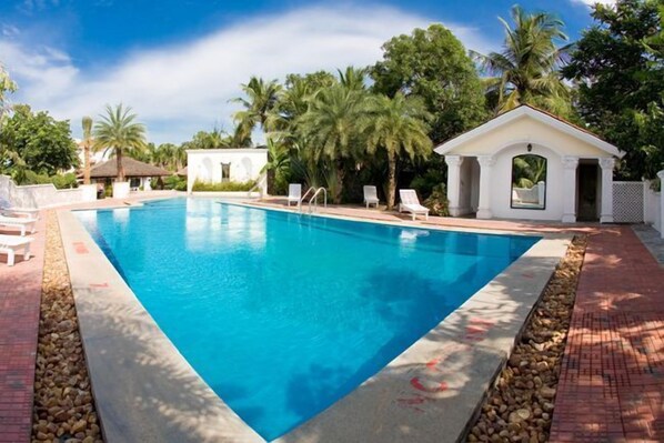 Outdoor pool, sun loungers - MGM Eastwoods (Chennai)