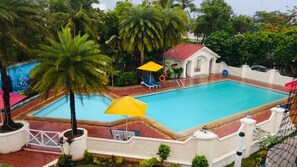 Outdoor pool, sun loungers - MGM Eastwoods (Chennai)