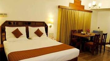 Minibar, in-room safe, desk, iron/ironing board