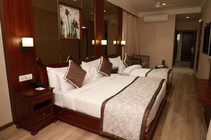 Minibar, individually decorated, individually furnished, desk - Hotel Golden Tower (Amritsar)
