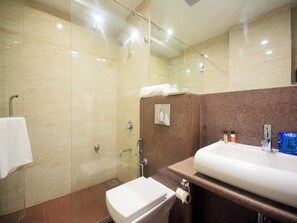 Standard Double or Twin Room, Private Bathroom | Bathroom | Shower, rainfall showerhead, free toiletries, towels