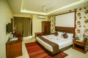 Minibar, safe på rommet, individuelt innredet og skrivebord