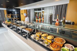 Breakfast served, international cuisine