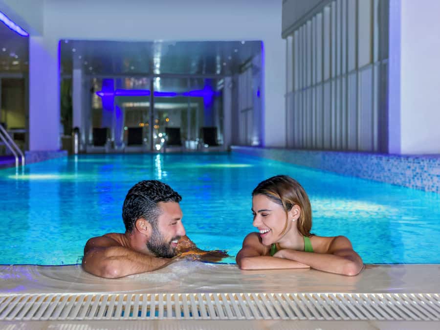 Innendørsbasseng, solsenger og badevakt