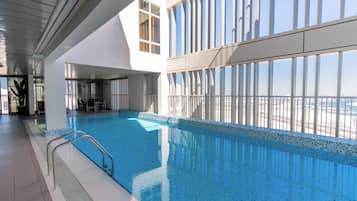 Piscine couverte, accès possible de 09 h 00 à 19 h 00, chaises longues