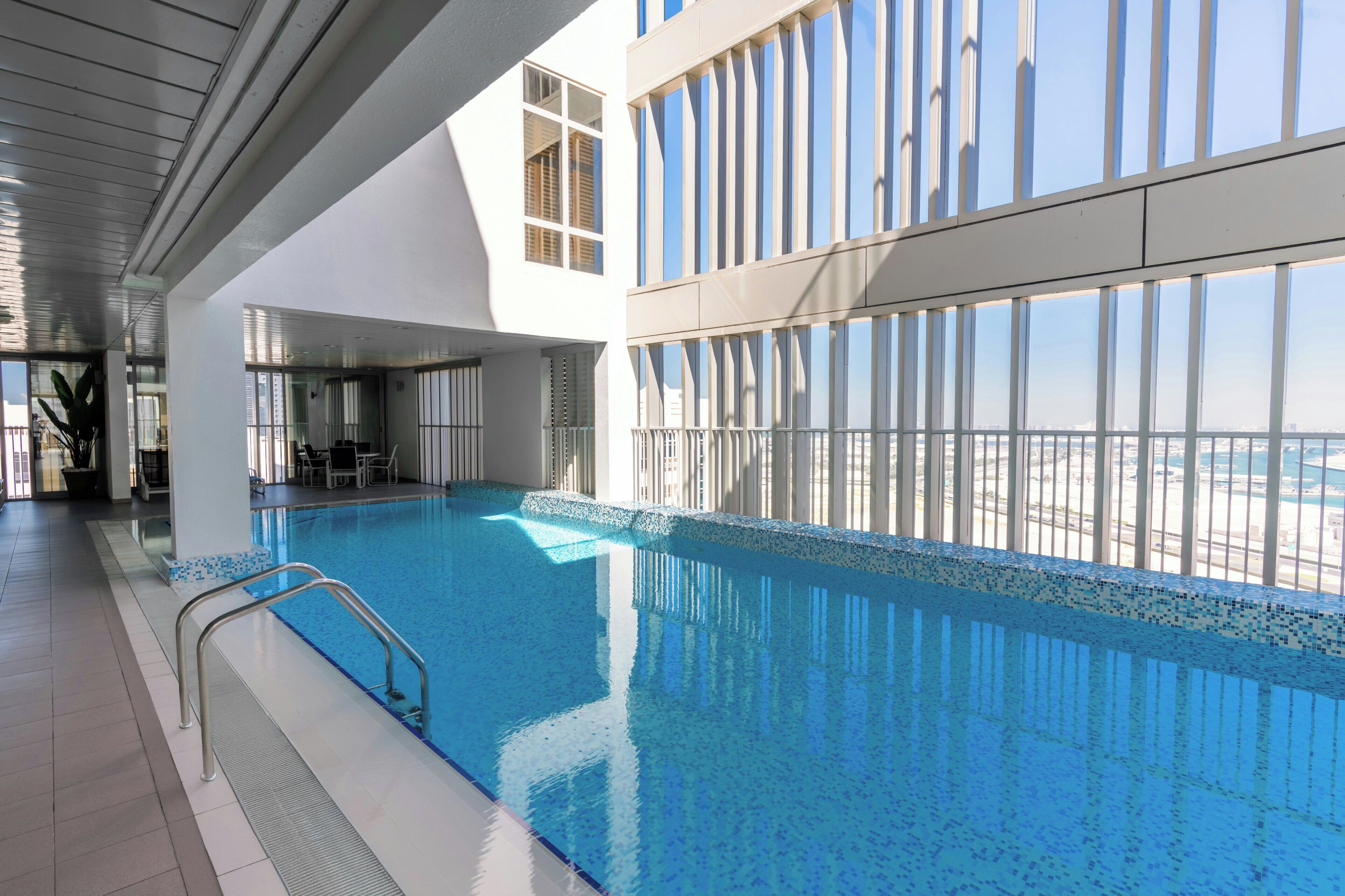 Piscine couverte, accès possible de 09 h 00 à 19 h 00, chaises longues 