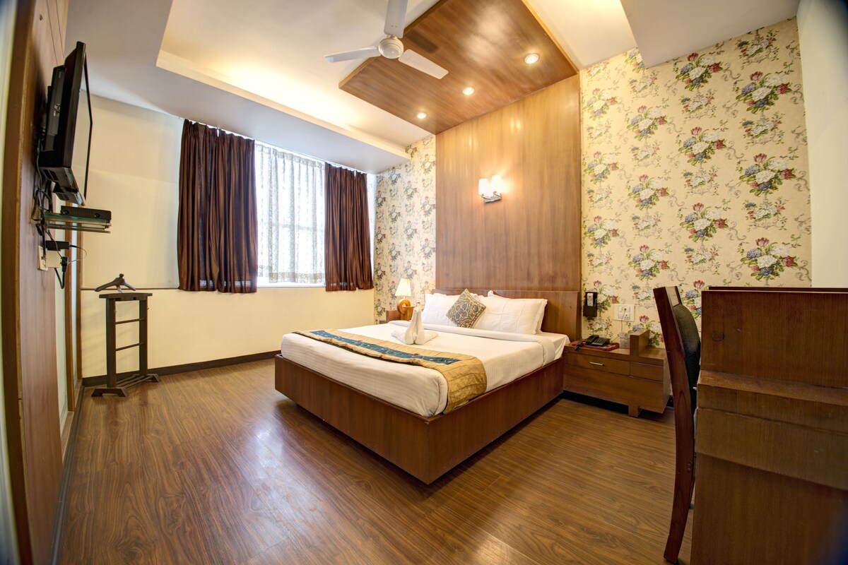 Royal Suite, 1 Bedroom, Smoking, City View | Premium bedding, Select Comfort beds, in-room safe