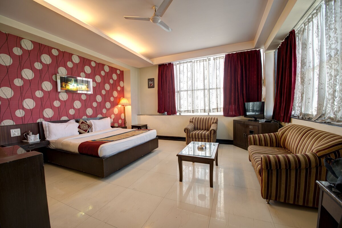 Executive Suite, 1 King Bed with Sofa bed, Smoking, City View | Premium bedding, Select Comfort beds, in-room safe