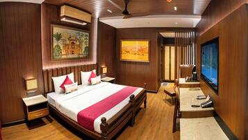 Single Executive Suite | Premium bedding, iron/ironing board, free WiFi, bed sheets