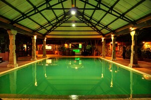 Una piscina cubierta