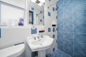 Standard Queen Room | Bathroom | Shower, free toiletries, hair dryer, towels at Hollywood Beach Suites