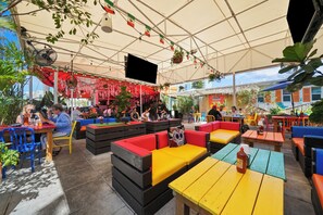 DĂźner et souper servis sur place, restaurant en plein air