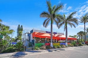 DĂźner et souper servis sur place, restaurant en plein air