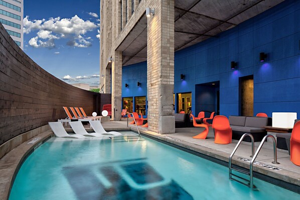Outdoor pool - Aloft Dallas Downtown (Dallas)
