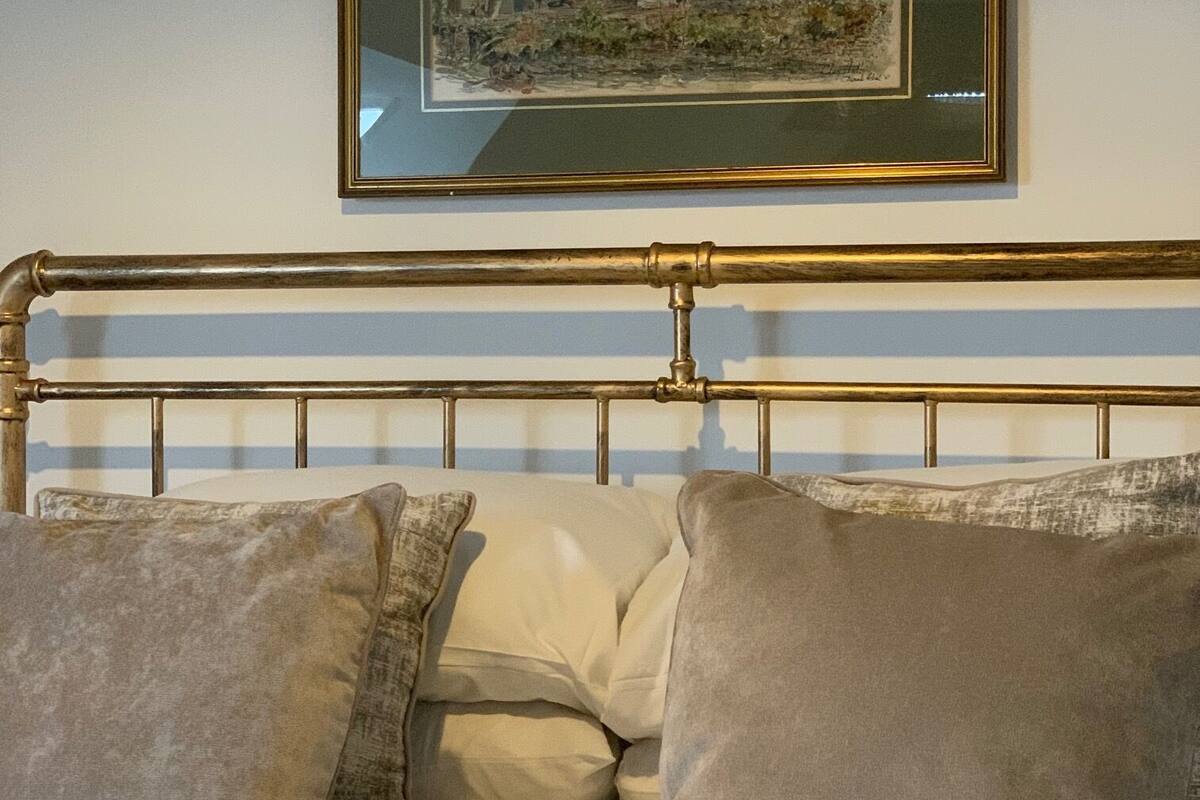 executive double room, ensuite, garden view | desk, free wifi, bed sheets