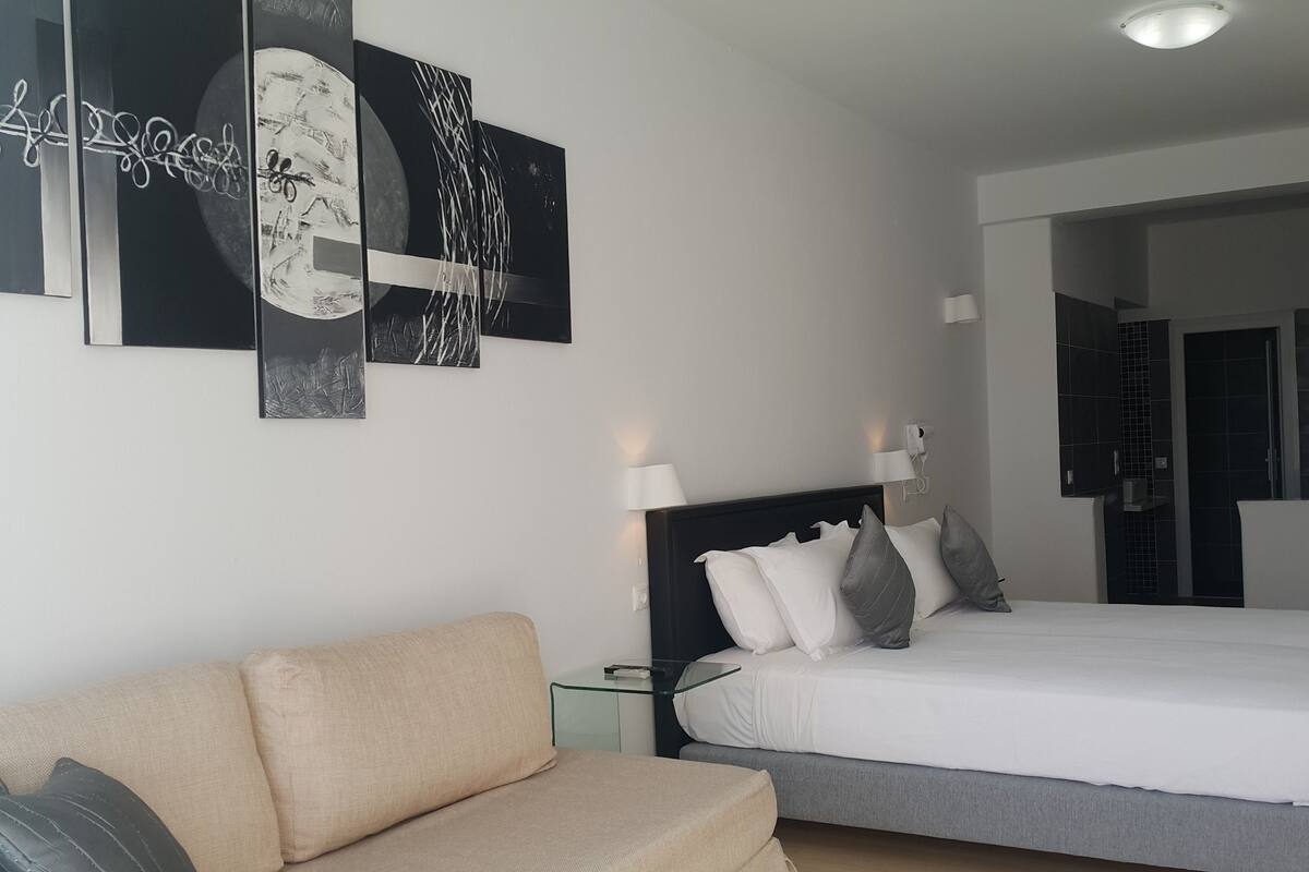 Phòng Suite Junior | Bộ đồ giường cao cấp, chăn bông, nệm Select Comfort, minibar